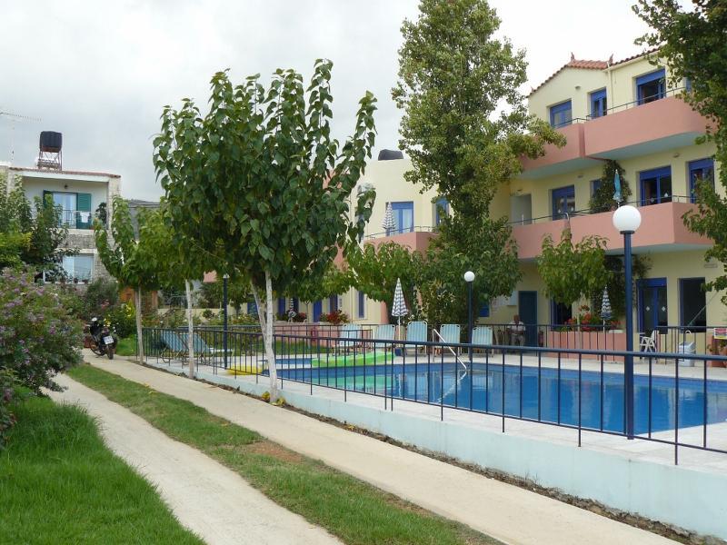 Leonidas Studios & Apartments Джорджополис Екстериор снимка